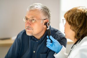 Doświadczona lekarka przeprowadza badanie słuchu pacjentowi. /Źródło: 123rf.com