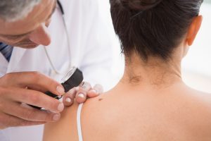 Lekarz dermatolog ogląda zmiany na ciele pacjentki. /Źródło: 123rf.com