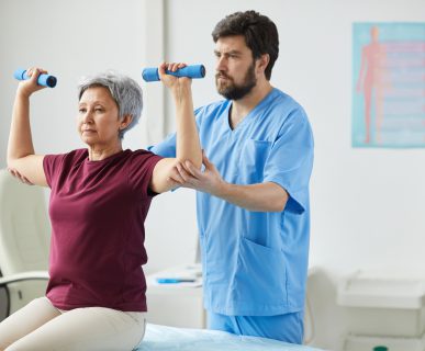Lekarz rehabilitant uczy pacjentkę jak poprawnie ćwiczyć, aby poprawić swój stan zdrowia. /Źródło: 123rf.com