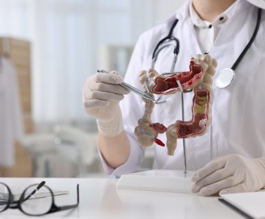 Lekarz wskazuje odcinek jelit pacjentowi na konsultacje gastroenterologicznej. /Źródło: 123rf.com