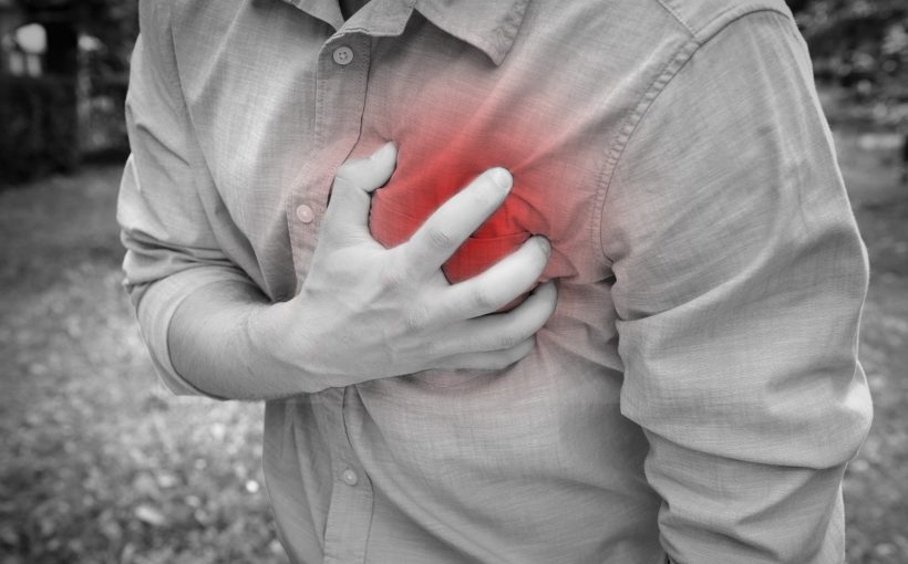 Mężczyzna trzyma się za serce, bo ma atak serca. /Źródło: 123rf.com
