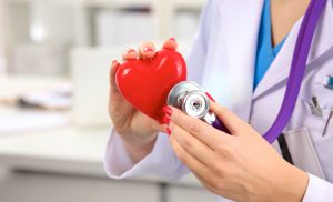 Lekarka przykłada stetoskop do serca. /Źródło: 123rf.com