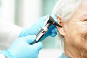 Lekarz bada słuch starszej kobiecie na konsultacji laryngologicznej. /Źródło: 123rf.com