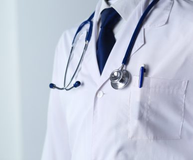 Lekarz stoi ubrany w biały fartuch, na szyi ma stetoskop. /Źródło: 123rf.com