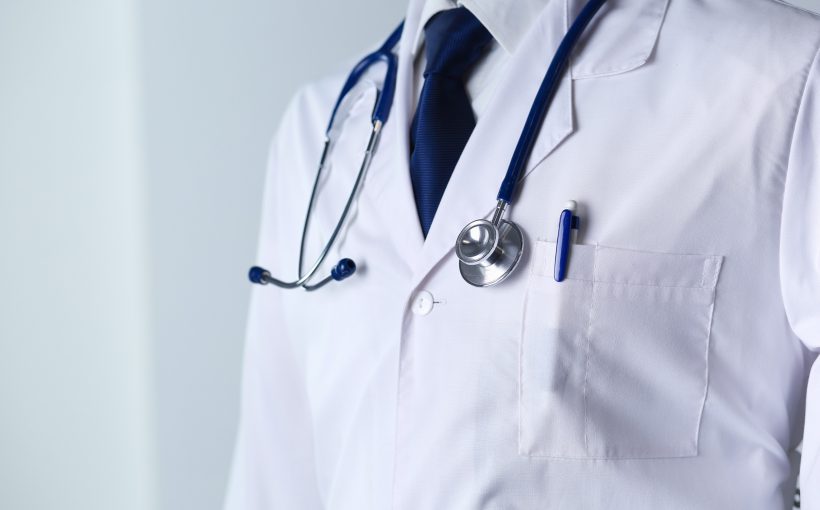 Lekarz stoi ubrany w biały fartuch, na szyi ma stetoskop. /Źródło: 123rf.com