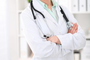 Lekarka stoi ubrana w biały lekarski fartuch, na szyi ma powieszony stetoskop. /Źródło: 123rf.com