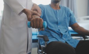 Lekarz przeprowadza fizjoterapię a pacjentką. /Źródło: 123rf.com