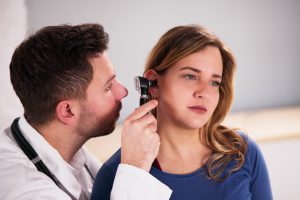 Lekarz przeprowadza pacjentce badanie słuchu. /Źródło: 123rf.com