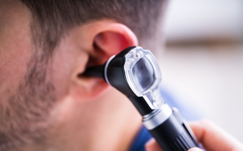 Lekarz badający uszy pacjenta za pomocą otoskopu. /Źródło: 123rf.com