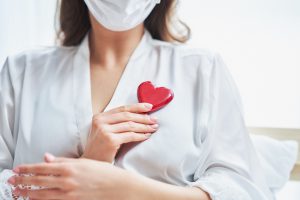 Lekarka trzyma w dłoni sztuczne serce. /Źródło: 123rf.com