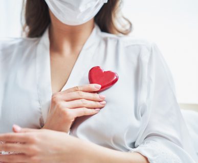 Lekarka trzyma w dłoni sztuczne serce. /Źródło: 123rf.com