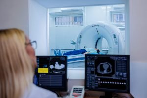 Radiolog przeprowadza pacjentce badanie tomografii komputerowej. /Źródło: 123rf.com
