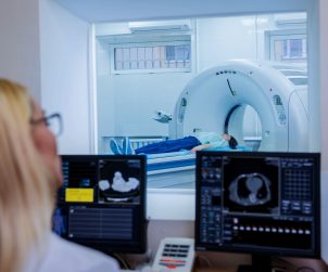 Radiolog przeprowadza pacjentce badanie tomografii komputerowej. /Źródło: 123rf.com