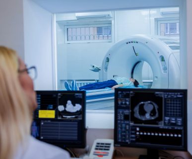 Radiolog przeprowadza pacjentce badanie tomografii komputerowej. /Źródło: 123rf.com