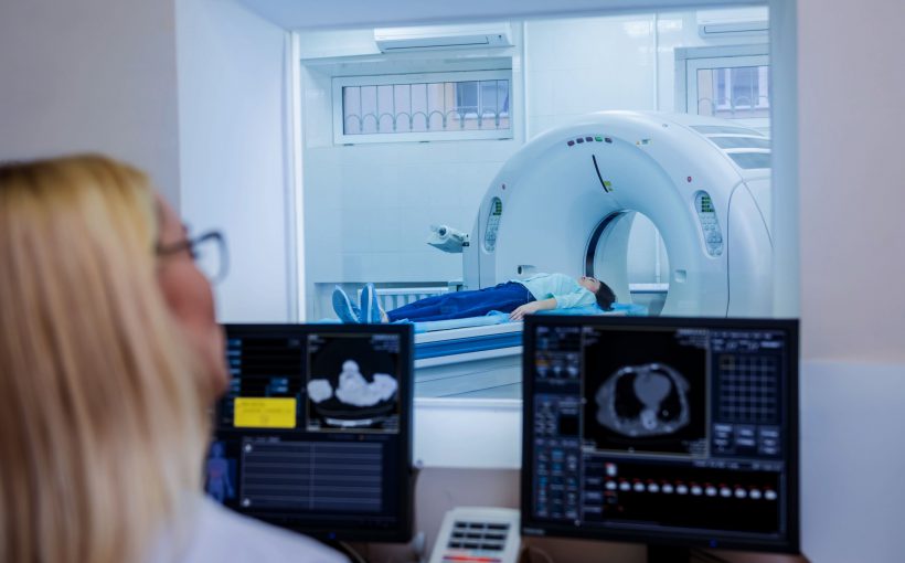 Radiolog przeprowadza pacjentce badanie tomografii komputerowej. /Źródło: 123rf.com