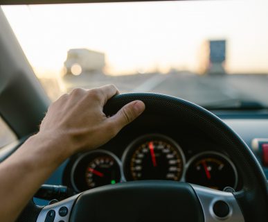 Mężczyzna prowadzi auto jadąc po autostradzie. /Źródło: 123rf.com