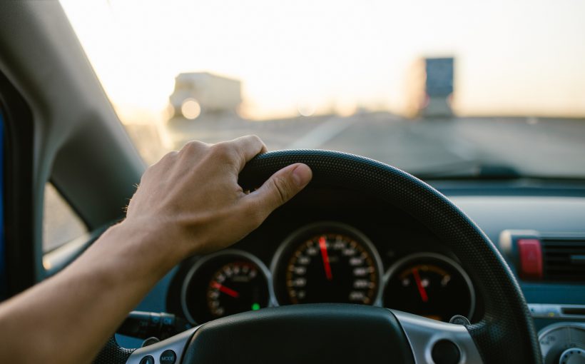 Mężczyzna prowadzi auto jadąc po autostradzie. /Źródło: 123rf.com