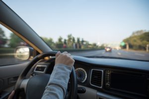 Kierowca prowadzi auto, trzyma dłonie na kierownicy. /Źródło: 123rf.com