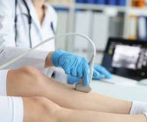 Wykwalifikowana lekarka wykonuje USG doppler pacjentce. /Źródło: 123rf.com