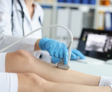 Wykwalifikowana lekarka wykonuje USG doppler pacjentce. /Źródło: 123rf.com