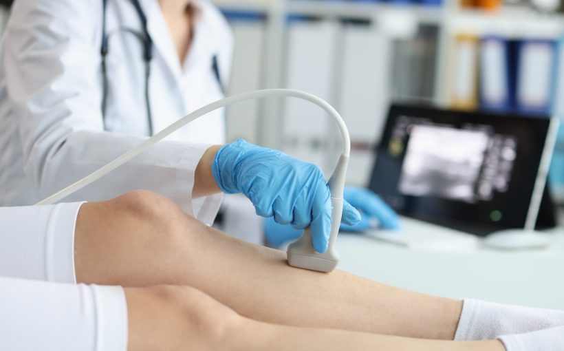 Wykwalifikowana lekarka wykonuje USG doppler pacjentce. /Źródło: 123rf.com