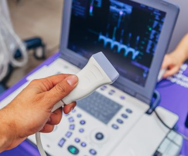 Lekarz przygotowuje sprzęt diagnostyczny do wykonania USG doppler. /Źródło: 123rf.com