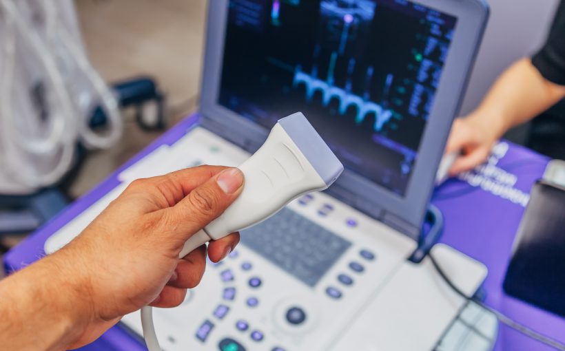 Lekarz przygotowuje sprzęt diagnostyczny do wykonania USG doppler. /Źródło: 123rf.com