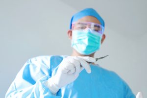 Lekarz chirurg trzyma w dłoni skalpel. /Źródło: 123rf.com