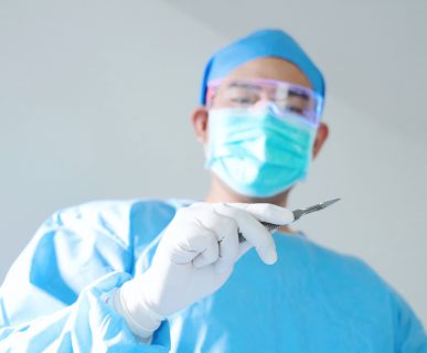 Lekarz chirurg trzyma w dłoni skalpel. /Źródło: 123rf.com