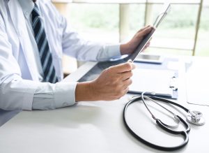 Lekarz chirurg przeprowadza konsultacje specjalistyczną. /Źródło: 123rf.com