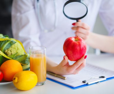 Lekarz dietetyk przeprowadza konsultacje dietetyczną z pacjentem. /Źródło: 123rf.com