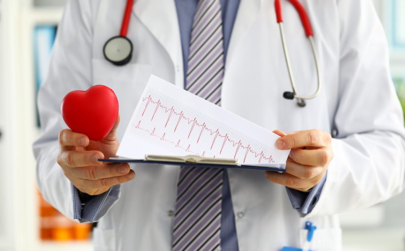 Lekarz trzyma w dłoni wydruk EKG pacjenta. /Źródło: 123rf.com