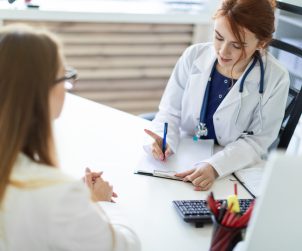 Lekarz przeprowadza z pacjentką konsultację endokrynologiczną. /Źródło: 123rf.com