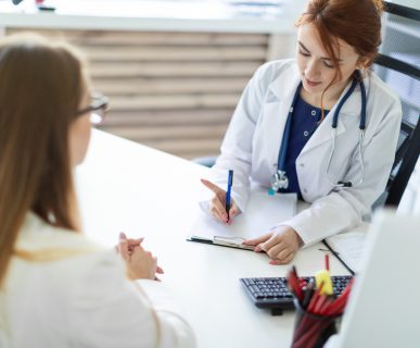 Lekarz przeprowadza z pacjentką konsultację endokrynologiczną. /Źródło: 123rf.com