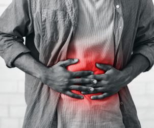 Mężczyznę boli brzuch przez chorobę gastrologiczną. /Źródło: 123rf.com