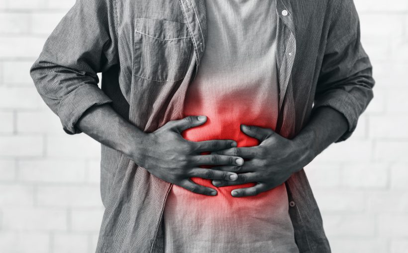 Mężczyznę boli brzuch przez chorobę gastrologiczną. /Źródło: 123rf.com