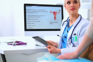 Lekarka specjalistka ginekologii przeprowadza konsultację ginekologiczną z pacjentką. /Źródło: 123rf.com