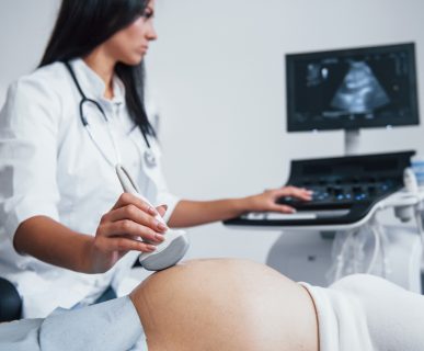 Lekarz ginekolog przeprowadza badanie diagnostyczne płodu pacjentce w ciąży. /Źródło: 123rf.com