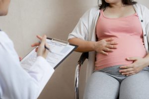 Lekarz ginekolog przeprowadza konsultacje ciężarnej kobiecie. /Źródło: 123rf.com