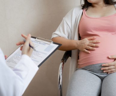Lekarz ginekolog przeprowadza konsultacje ciężarnej kobiecie. /Źródło: 123rf.com