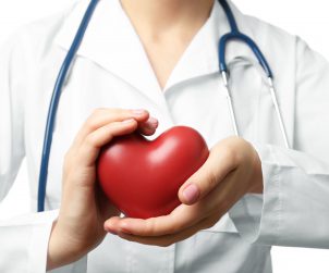 Lekarka trzyma w dłoni sztuczne serce. /Źródło: 123rf.com