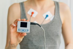 Kobieta ma założony holter EKG w celu diagnostyki potencjalnych chorób kardiologicznych. /Źródło: 123rf.com
