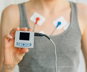 Kobieta ma założony holter EKG w celu diagnostyki potencjalnych chorób kardiologicznych. /Źródło: 123rf.com