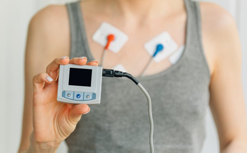 Kobieta ma założony holter EKG w celu diagnostyki potencjalnych chorób kardiologicznych. /Źródło: 123rf.com