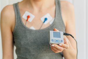 Pacjentka ma założony na sobie holter EKG w celu diagnostyki chorób kardiologicznych serca. /Źródło: 123rf.com