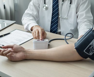 Lekarz specjalista mierzy ciśnienie pacjentowi. /Źródło: 123rf.com