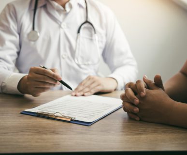 Lekarz medycyny rodzinnej przeprowadza konsultacje lekarską z zaniepokojonym swoim stanem zdrowia pacjentem. /Źródło: 123rf.com