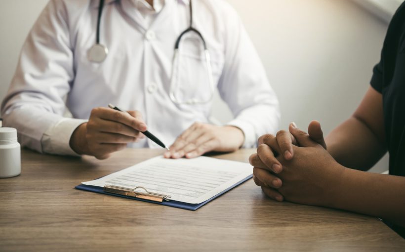 Lekarz medycyny rodzinnej przeprowadza konsultacje lekarską z zaniepokojonym swoim stanem zdrowia pacjentem. /Źródło: 123rf.com