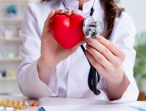 Lekarka przykłada do sztucznego serca stetoskop. /Źródło: 123rf.com