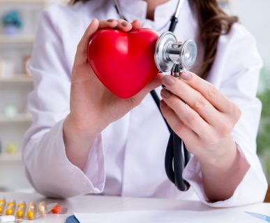 Lekarka przykłada do sztucznego serca stetoskop. /Źródło: 123rf.com